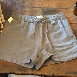 0227 C&C California Women's Khaki Green Shorts; EUC size L